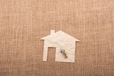 Adam heykelcik ve bir ev şekil dışarı-in kağıt kesme 