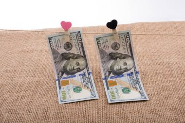 Doları banknot bir dize üzerinde bir kalp klibi