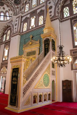 Büyük bir ayağı ile caminin iç ve kemerler