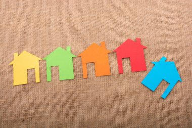 Ev şekli renkli kağıt kesme 