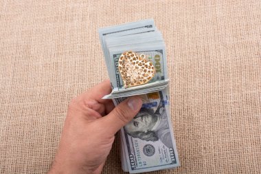 Doları banknot bir dize üzerinde bir kalp klibi