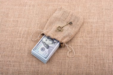 Retro anahtar ve bize bir paket Doları bir çuval içinde