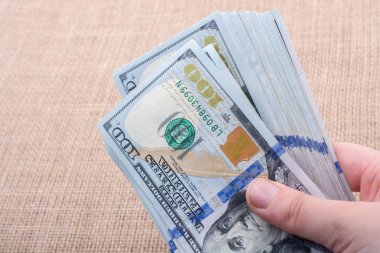 Elinde bir tomar para var.