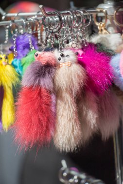 Pazarda renkli pompoms kümesi