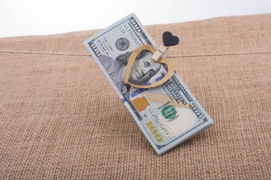 Doları banknot bir dize üzerinde bir kalp klibi