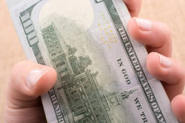 Elinde bir tomar para var.