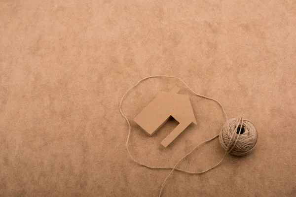 Forma de la casa cortada de papel y carrete de hilo — Foto de Stock