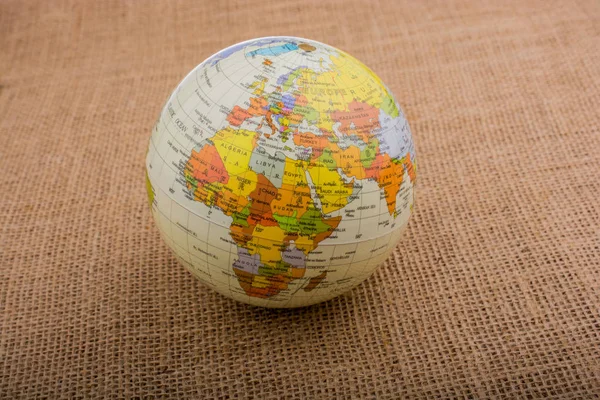 Globe na tle tkaniny brązowy — Zdjęcie stockowe