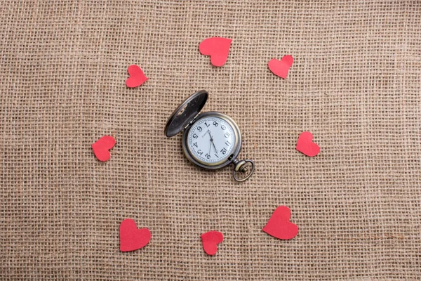 Concepto de amor con reloj de bolsillo e iconos en forma de corazón —  Fotos de Stock