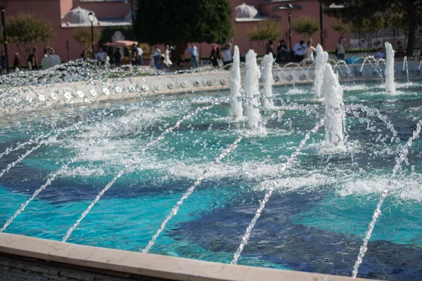 As fontes jorrando água espumante em uma piscina — Fotografia de Stock