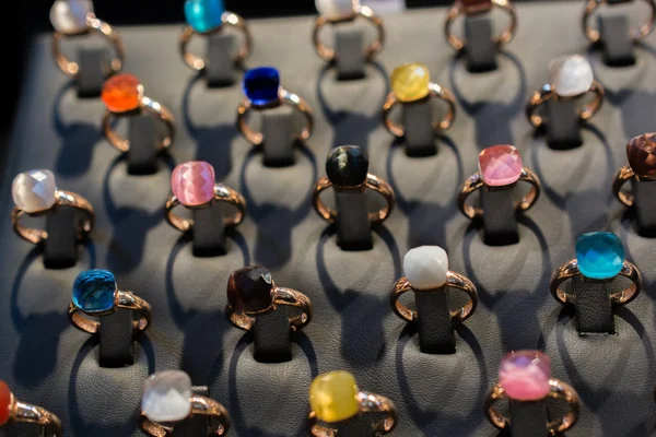 Anéis coloridos com cristal semi precioso em backgroud cinza — Fotografia de Stock