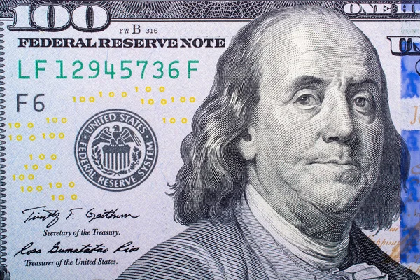 Primer plano de la cara de Benjamin Franklin en el dólar estadounidense — Foto de Stock