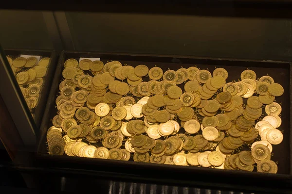 Abundância de moedas de ouro geniune em vista — Fotografia de Stock
