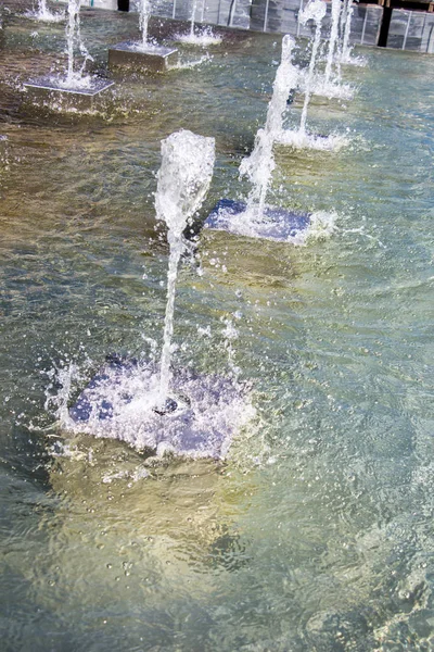 Фонтани стискають ігристу воду в пу — стокове фото