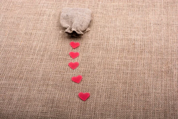 Objets en forme de coeur avant un sac — Photo