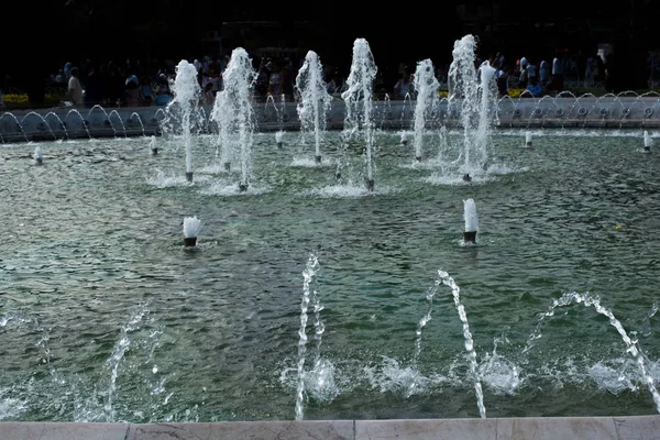 Una fontana di acqua spruzzando acqua in mostra — Foto Stock