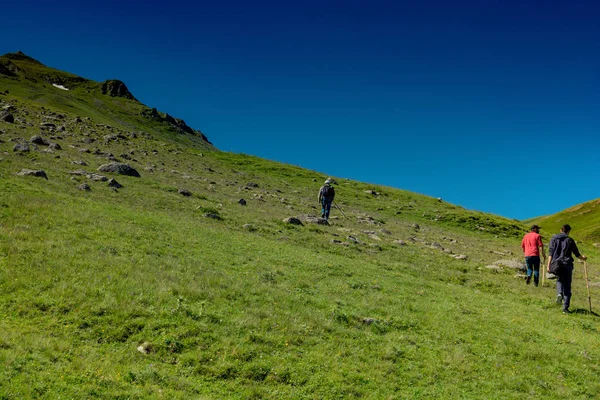 Excursionistas con mochilas y bastones de trekking caminando en Artvin highl —  Fotos de Stock