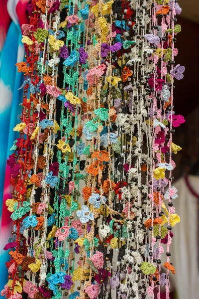 Kolorowe igły pracy haft kwiaty jako tło — Zdjęcie stockowe