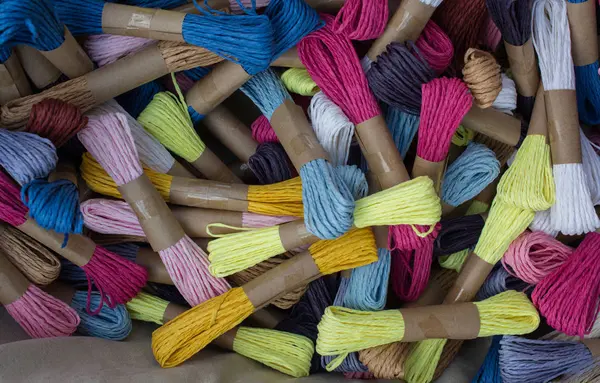 Uzlík barevného lana k prodeji v pohledu — Stock fotografie