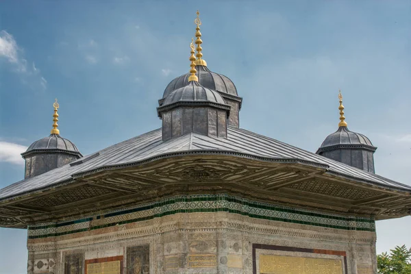 Veduta esterna della cupola nell'architettura ottomana in Turchia — Foto Stock
