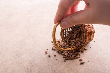 Bir hasır sepet elinde tutan el