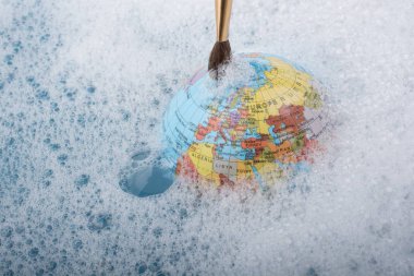 Dünya üstüne yerleştirilen boya fırçası