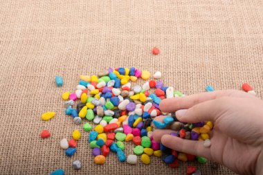 Renkli küçük el ve yerdeki çakıl