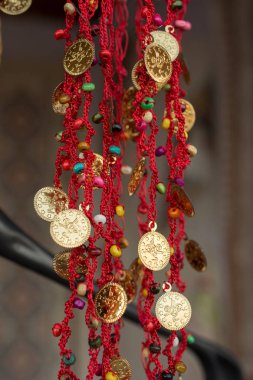 Sahte altın paralar eşarp kenarlardan vardır