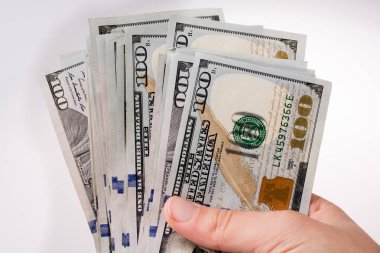 Amerikan Doları banknot beyaz arka plan üzerinde tutan eller