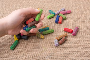 Kullanılan renkli boya kalemi ve gençler yardım