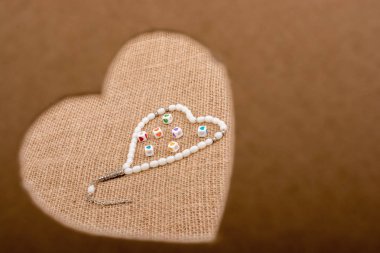 Altın rengi metal nesne kalp şeklinde 