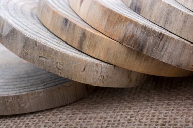 Ahşap günlükleri kesilmiş ince parçalar yuvarlak 
