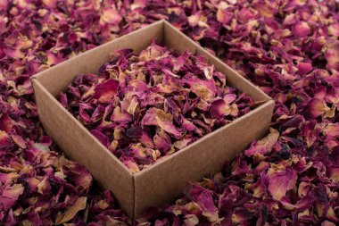 Gül yaprakları kutusunda ve arka plan olarak