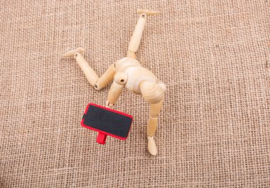 Tahtadan adamın hakları Kurulu elinde tutan