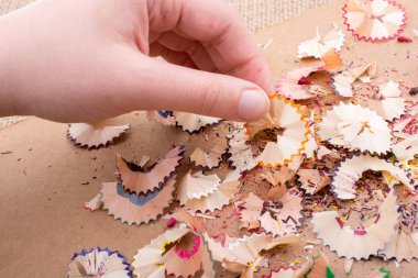 Renkli kurşun kalem talaş elinde 