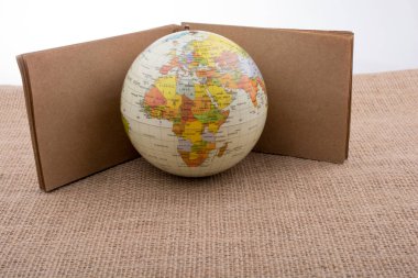 Tuval üzerine bir not defteri ile dünya