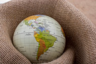 Keten tuval bir dünya çapında sarılmış