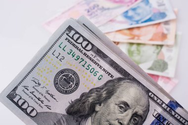 Amerikan Doları banknot ve Turksh Lirası banknot yan yana