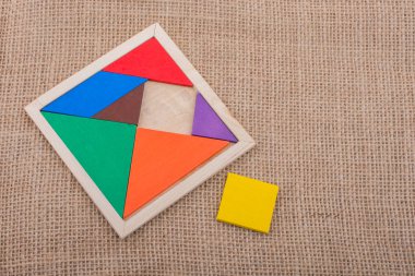 Bir kare tangram bulmacanın parçaları