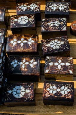 Annesi inci kakmalı hazine sandığı