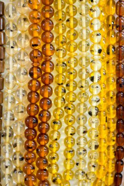 Çeşitli renkteki dua eden boncuk ayarla