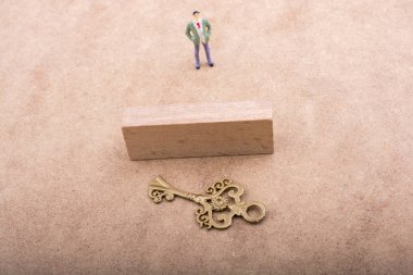 Retro tarz anahtar arkasında heykelcik duran 