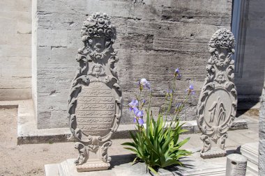 Istanbul'daki mezar üzerinde eski taş