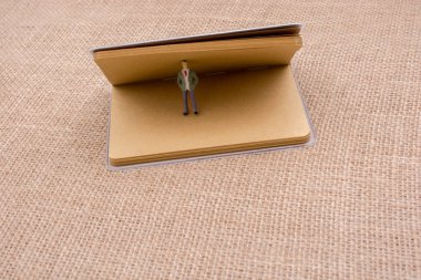 Bir defter içinde heykelcik ayakta