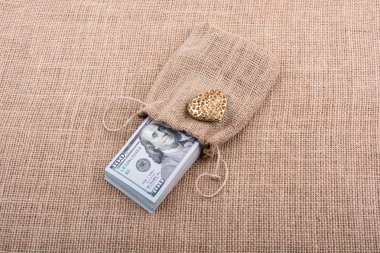 Bizi dolar ve bir kalp şekli paket