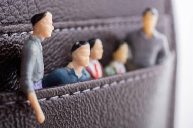 Küçük heykelcik ceplerinde erkek modeli