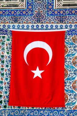 Türk ulusal bayrağı direğe asılı 