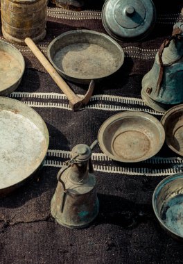 Çok eski stil metal ibrik su kavanoz