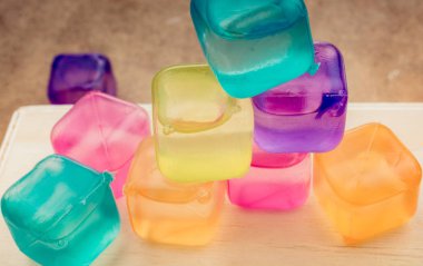 Ahşap renkli buz küpleri sahte