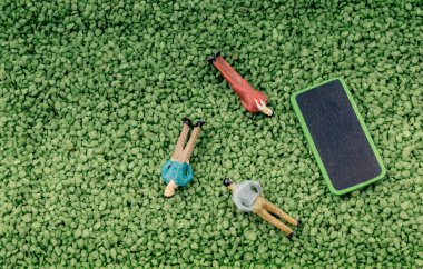 Adam model ve haber kurulu minik heykelcik